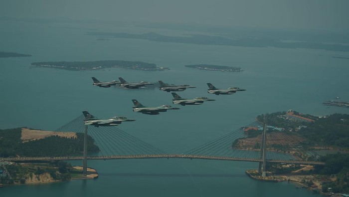 TNI AU dan AU Singapura (RSAF) merayakan 40 tahun hubungan bilateral. KSAU dan CAF RSAF mengadakan pertemuan di udara (meet in the air) menggunakan F-16. (dok Dispenau)