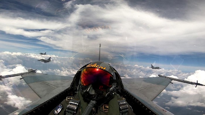 TNI AU dan AU Singapura (RSAF) merayakan 40 tahun hubungan bilateral. KSAU dan CAF RSAF mengadakan pertemuan di udara (meet in the air) menggunakan F-16. (dok Dispenau)