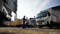 Sejumlah armada Multi Inti Transport siap mendistribusikan barang-barang pesanan konsumen e-commerce yang ada di Jakarta, Rabu (13/10). 