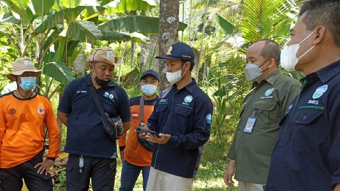 Verifikasi Lapangan Jalur Evakuasi Keselamatan Gempa dan Tsunami BMKG di banyuwangi