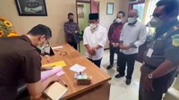 Denda sebesar Rp 25 juta atau pidana kurungan selama 20 hari itu diputuskan Pengadilan Negeri (PN) Kepanjen karena Sutiaji dinyatakan melanggar PPKM.