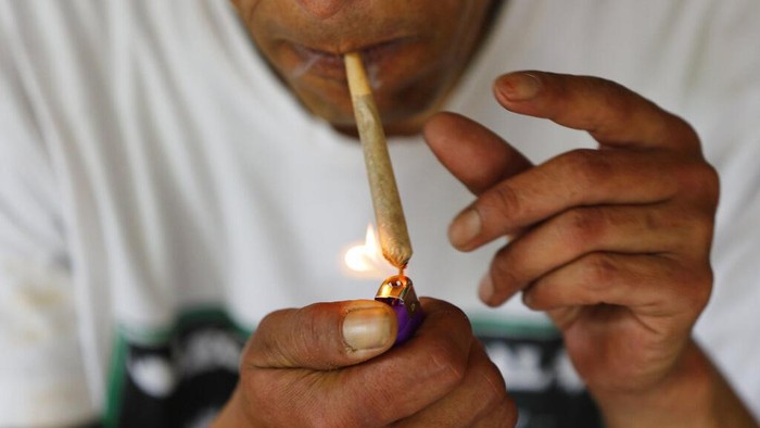 Warga Nepal Menanti Ganja Dilegalkan Lagi A visitor smokes marijuana at