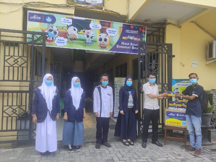 AICE bagikan masker ke sekolah.