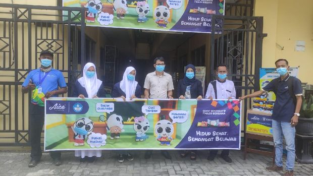 AICE bagikan masker ke sekolah.