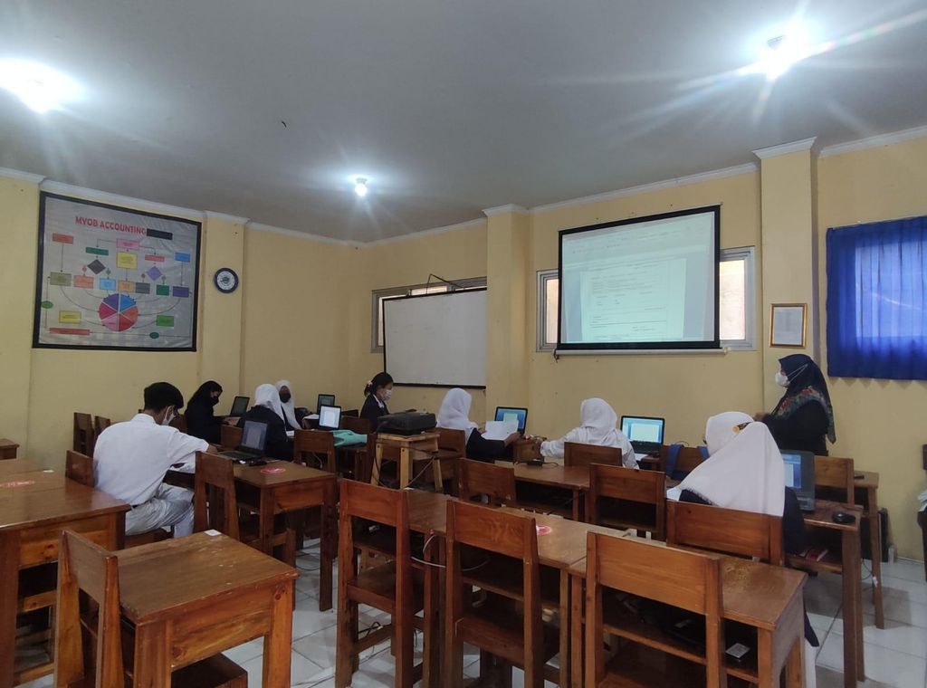 AICE bagikan masker ke sekolah.