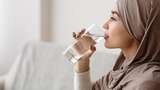 Aturan Minum 8 Gelas Air Putih Saat Berpuasa Biar Nggak Haus Seharian