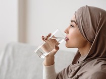 Biar Nggak Dehidrasi, Begini Aturan Minum 8 Gelas Air Saat Puasa