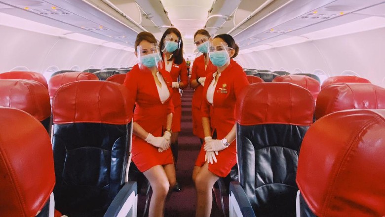 Kru pramugari AirAsia dalam penerbangan kembali ke Denpasar hari Kamis ini (14/10).
