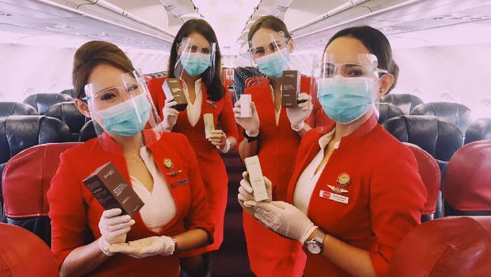 Kru pramugari AirAsia dalam penerbangan kembali ke Denpasar hari Kamis ini (14/10).