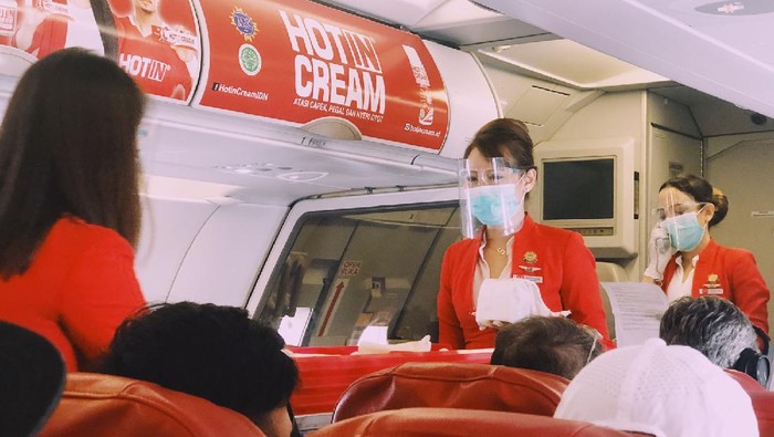 Kru pramugari AirAsia dalam penerbangan kembali ke Denpasar hari Kamis ini (14/10).