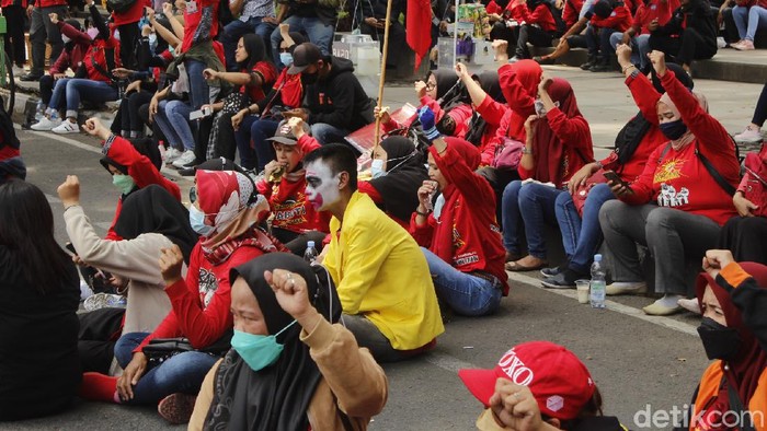 Aksi demo buruh di Gedung Sate, Kota Bandung.