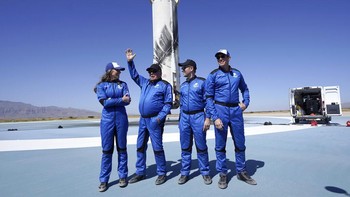 William Shatner yang dikenal lewat perannya sebagai Captain Kirk di serial TV Star Trek itu pergi ke luar angkasa didampingi VP of mission and flight operations Blue Origin Audrey Powers, co-founder Planet Labs Chris Boshuizen dan co-founder Medidata Glen de Vries. AP Photo/LM Otero.