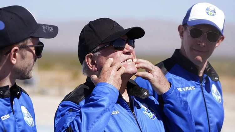 Aktor 90 Tahun Ini Jadi Orang Tertua di Dunia yang Pergi ke Antariksa Aktor William Shatner (90) menjadi sorotan. Aktor yang dikenal karena perannya sebagai Captain Kirk di Star Trek itu jadi orang tertua yang pergi ke antariksa.