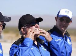 Aktor 90 Tahun Ini Jadi Orang Tertua di Dunia yang Pergi ke Antariksa