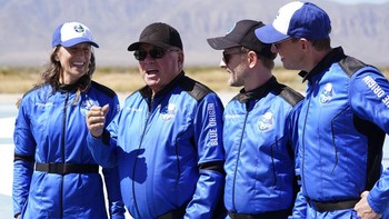 Rekor sebelumnya dipegang oleh pelopor kedirgantaraan Wally Funk, yang pada usia 82 tahun terbang dengan pesawat pertama Blue Origin yang diluncurkan bulan Juli. AP Photo/LM Otero.  