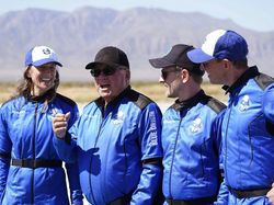 Aktor 90 Tahun Ini Jadi Orang Tertua di Dunia yang Pergi ke Antariksa