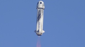 Dikutip dari CNBC, Kamis (14/10/2021) roket New Shepard diluncurkan dari fasilitas milik Blue Origin di Texas Barat, mencapai ketinggian di atas 100 kilometer sebelum kembali ke Bumi dengan selamat beberapa menit kemudian. Secara keseluruhan, peluncuran berlangsung sekitar 11 menit. Para kru mengalami momen tanpa bobot sekitar tiga menit. AP Photo/LM Otero.