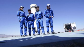 Blue Origin menyebut, pendorong roket New Shepard juga dapat digunakan kembali, dan mendarat di landasan beton di dekat lokasi peluncuran. NS-18 adalah peluncuran dan pendaratan keempat untuk booster ini. Selain menerbangkan orang, New Shepard juga melakukan operasional misi kargo, seperti yang dilakukan pada Agustus lalu. Penerbangan itu membawa muatan penelitian dalam kapsul yang diluncurkannya. AP Photo/LM Otero.