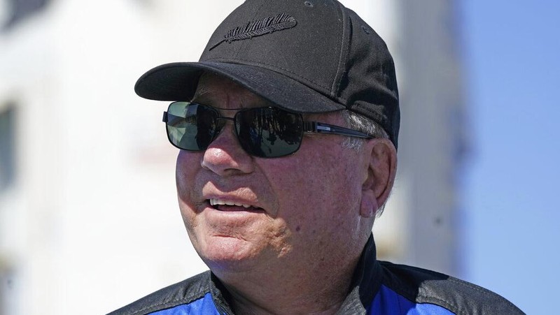 Aktor William Shatner (90) menjadi sorotan. Aktor yang dikenal karena perannya sebagai Captain Kirk di Star Trek itu jadi orang tertua yang pergi ke antariksa.