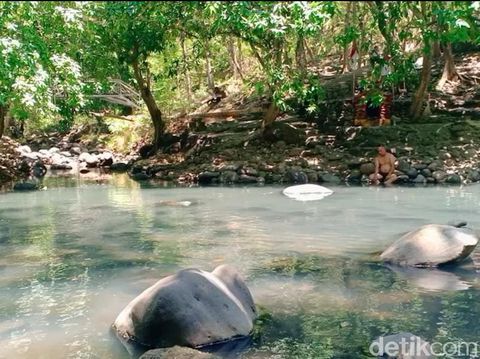 Alas Ketonggo Ngawi seolah tak bisa dipisahkan dengan Gunung Lawu. Bahkan, hutan itu dipercaya sebagai gerbang alam gaib Gunung Lawu.