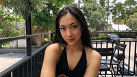 Bukti lain kalau Anindita suka minum es kopi. Dalam foto ini juga terlihat ia bersantai ditemani segelas es kopi. Tertulis nama Anin di gelasnya.