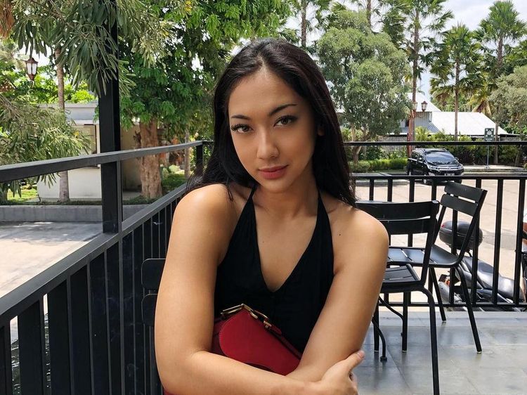 Anindita Hidayat Saat Asyik Minum Es Kopi dan Santai di Kafe London