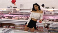 Belanja bulanan jadi salah satu momen mengasyikkan untuk Anindita. Saat mampir ke pojok ikan dan daging segar, ia terlihat mengabadikan keseruannya saat belanja.