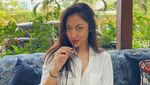 Anindita Hidayat Saat Asyik Minum Es Kopi dan Santai di Kafe London