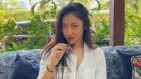 Pemilik bisnis kuliner Katuas Karipik ini memang hobi berpose keren dengan minuman. Kali ini giliran es teh lemon yang menemani waktu santainya.