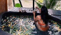 Menikmati spa dengan jeruk dan daun pandan jadi salah satu agenda seru Anindita saat liburan di Bali. Setelahnya ia minum teh untuk menghangatkan badan.