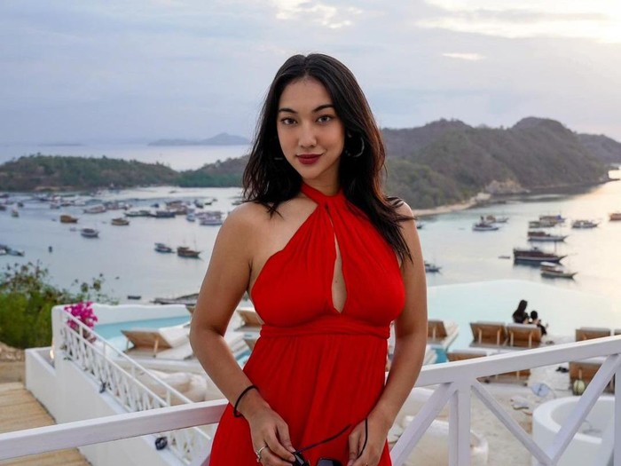 Anindita Hidayat Saat Asyik Minum Es Kopi dan Santai di Kafe London