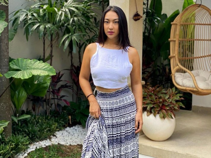 Anindita Hidayat Saat Asyik Minum Es Kopi dan Santai di Kafe London