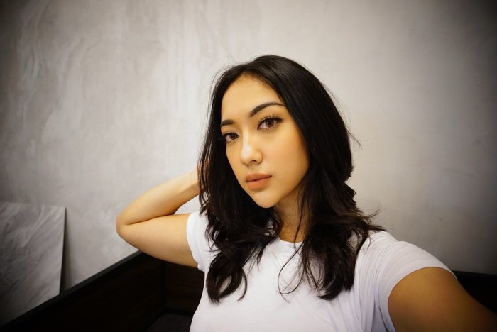 Anindita Hidayat Saat Asyik Minum Es Kopi dan Santai di Kafe London
