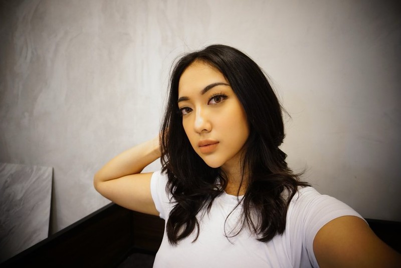Anindita Hidayat Saat Asyik Minum Es Kopi dan Santai di Kafe London