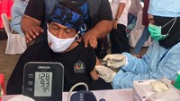 Kegiatan vaksinasi untuk masyarakat adat ini diharapkan dapat memutus mata rantai dan mencegah penyebaran Covid-19. Mereka tampak antusias mengikuti vaksinasi tersebut.