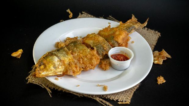 Bandeng Presto Goreng. Fried tendered-bone milkfish served with traditional side dishes