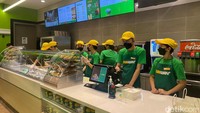 Memasuki Subway, kamu bakal disambut sandwich artist yang siap meracik sandwich pesanan pengunjung. Mereka telah mendapat pelatihan intensif untuk membuat sandwich Subway yang autentik.