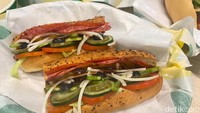Bagi kamu yang baru pertama kali coba Subway, Italian B.M.T jadi pilihan pas. Isiannya beef salami, beef pepperoni dan lembaran daging ayam.