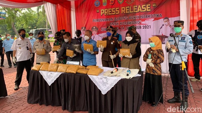BNN Karawang ungkap penyelundupan 26 kg ganja lewat laut
