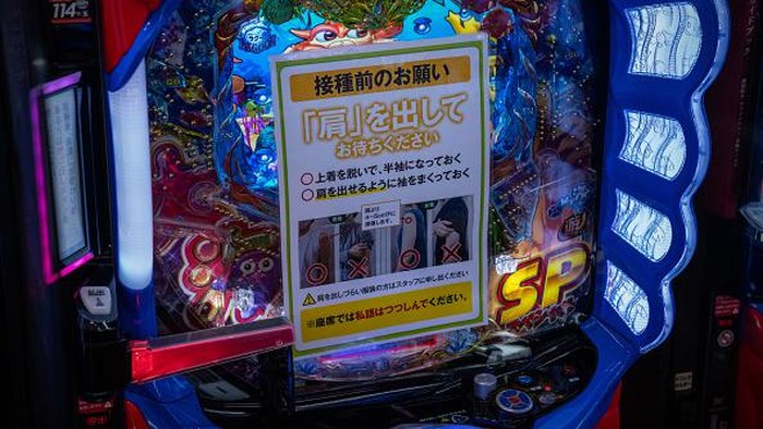 Bukan Main Game, Warga Jepang ke Tempat Bermain Pachinko untuk Vaksin Tempat bermain Pachinko di Osaka disulap menjadi lokasi vaksinasi COVID-19. Warga pun ramai mendatangi tempat itu bukan untuk main game tetapi untuk divaksin.