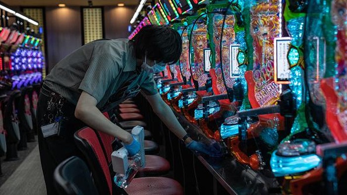 Bukan Main Game, Warga Jepang ke Tempat Bermain Pachinko untuk Vaksin Tempat bermain Pachinko di Osaka disulap menjadi lokasi vaksinasi COVID-19. Warga pun ramai mendatangi tempat itu bukan untuk main game tetapi untuk divaksin.