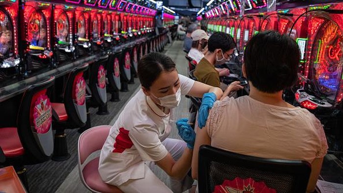 Bukan Main Game, Warga Jepang ke Tempat Bermain Pachinko untuk Vaksin Tempat bermain Pachinko di Osaka disulap menjadi lokasi vaksinasi COVID-19. Warga pun ramai mendatangi tempat itu bukan untuk main game tetapi untuk divaksin.