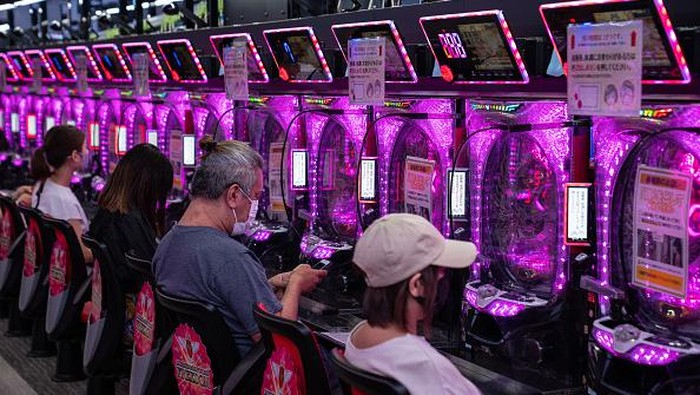 Bukan Main Game, Warga Jepang ke Tempat Bermain Pachinko untuk Vaksin Tempat bermain Pachinko di Osaka disulap menjadi lokasi vaksinasi COVID-19. Warga pun ramai mendatangi tempat itu bukan untuk main game tetapi untuk divaksin.