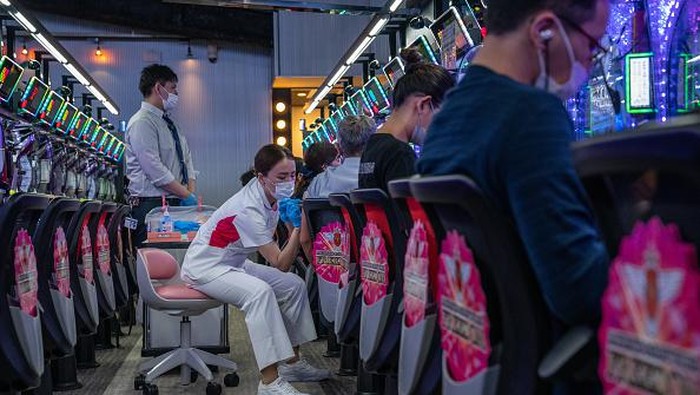 Bukan Main Game, Warga Jepang ke Tempat Bermain Pachinko untuk Vaksin Tempat bermain Pachinko di Osaka disulap menjadi lokasi vaksinasi COVID-19. Warga pun ramai mendatangi tempat itu bukan untuk main game tetapi untuk divaksin.