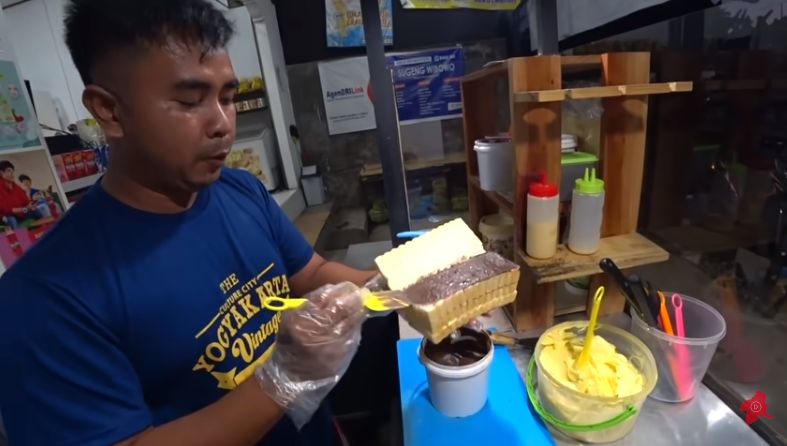bule Amerika cicip roti bakar bandung