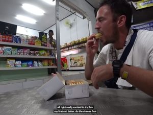 Pertama Kali Nyicip Roti Bakar Bandung, Bule Amerika Ini Langsung Ketagihan