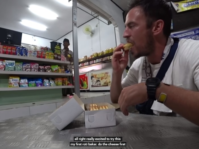 bule Amerika cicip roti bakar bandung bule Amerika cicip roti bakar bandung