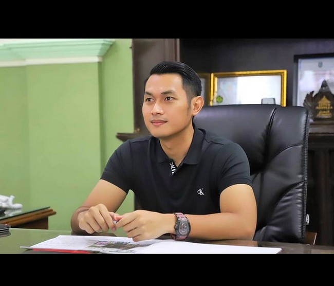 Penghargaan yang diterima wujud kerjasama dari semua elemen melalui penguatan Kolaboratif dan Sinergitas dengan pemerintah Pusat, Provinsi, Kabupaten, Desa, Forkopimda dan Masyarakat kabupaten Tuban guna pengembangan kompetensi ASN, mengingat kecakapan dan kualitas kinerja ASN perlu terus dioptimalkan guna memberikan pelayanan terbaik bagi masyarakat kabupaten Tuban dan peningkatan kesejahteraan masyarakat, tulisnya di Instagram. (Foto: Instagram/@adityahalindra)