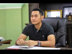 Masih Muda dan Jomblo, Ini Bupati Tuban yang Gayanya Viral Mencuri Atensi