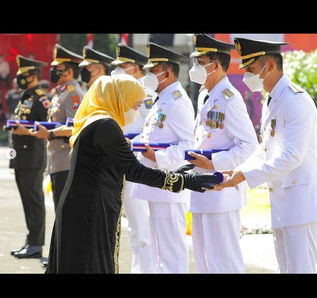 Belum genap enam bulan memimpin, ia sudah menyabet gelar kehormatan. Gubernur Jatim Dra. Khofifah Indar Parawansa, M.Si. menganugerahinya lencana Jer Basuki Mawa Beya Emas saat upacara HUT ke-76 Provinsi Jatim, Rabu (13/10/2021). (Foto: Instagram/@adityahalindra)